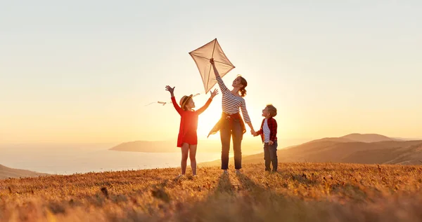 Gelukkige Familie Moeder Kinderen Lanceren Een Vlieger Natuur Bij Zonsondergang — Stockfoto