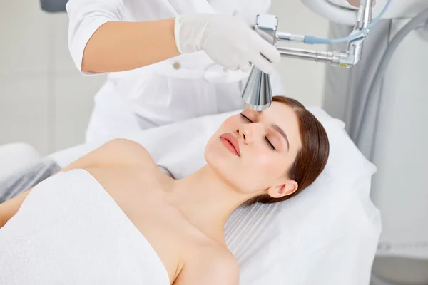 Cosmetologo Professionista Che Utilizza Attrezzature Laser Trattamento Della Pelle Sul — Foto Stock