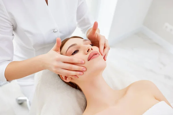 Gros Plan Esthéticienne Masseuse Effectuant Des Massages Myofasciaux Buccaux Tête — Photo