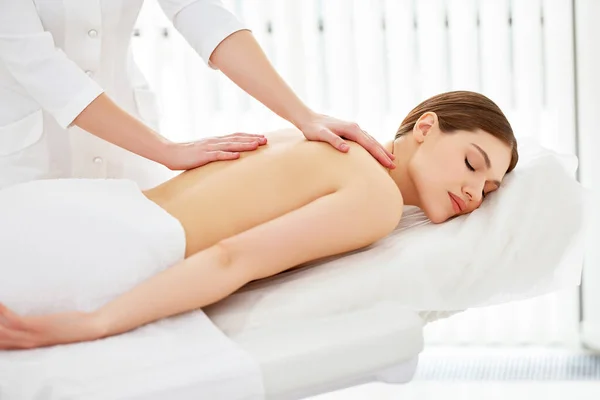 Massaggiatore Proporzionale Che Classico Massaggio Alla Schiena Una Giovane Donna — Foto Stock