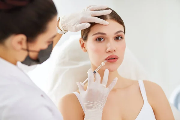 Junge Patientin Bekommt Lippeninjektion Von Professionellem Kosmetologen Maske Und Handschuhen — Stockfoto