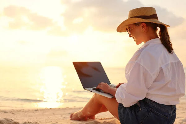 Werk Afstand Aan Kust Jonge Succesvolle Vrouw Vrouwelijke Freelancer Stro — Stockfoto