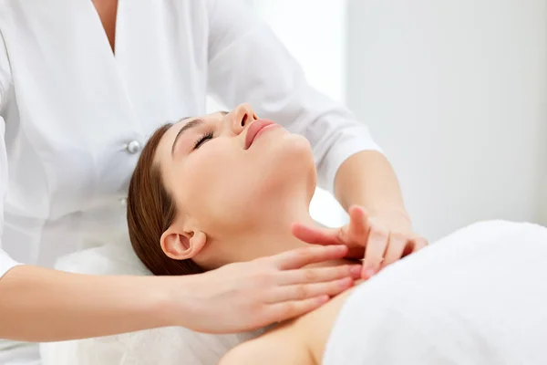 Närbild Kosmetolog Eller Massör Gör Myofascial Eller Buckalhuvud Och Ansiktsmassage — Stockfoto