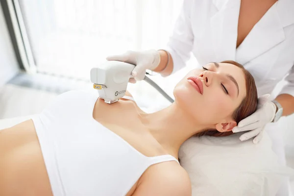 Young Female Client Receiving Laser Procedure Ultrasound Skin Lifting Rejuvenation — Stock Photo, Image