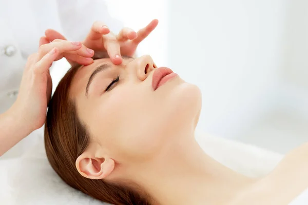 Close Esteticista Massagista Fazendo Massagem Cabeça Rosto Miofascial Bucal Para — Fotografia de Stock