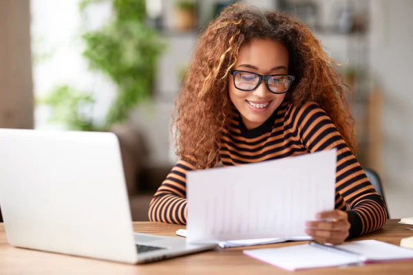 Portrett Lystig Ung Afro Amerikansk Kvinne Som Smiler Mens Hun – stockfoto