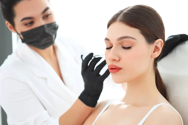 Médico Cosmetologista Aplicando Injeção Beleza Bochecha Mulher Jovem Durante Sessão — Fotografia de Stock