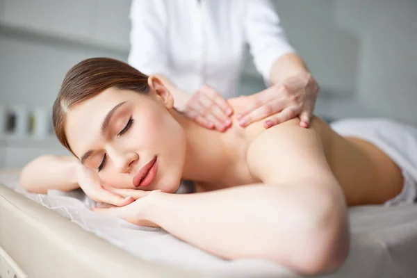 Massaggiatore Professionale Che Classico Massaggio Alla Schiena Una Giovane Donna — Foto Stock
