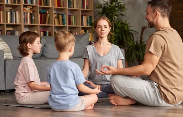 Молоді Батьки Медитують Дітьми Вдома Красивий Батько Сім Мати Двоє — стокове фото