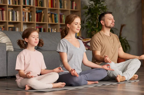 Junge Eltern Meditieren Hause Mit Ihren Kindern Schöner Familienvater Mutter — Stockfoto
