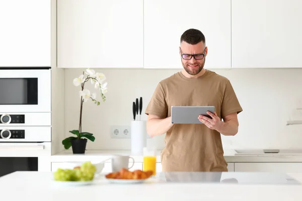 Jovem Homem Alegre Vestindo Óculos Vestidos Tshirt Interior Cozinha Moderna — Fotografia de Stock