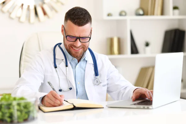 Feliz Médico Varón Sonriente Usando Bata Blanca Estetoscopio Usando Portátil — Foto de Stock