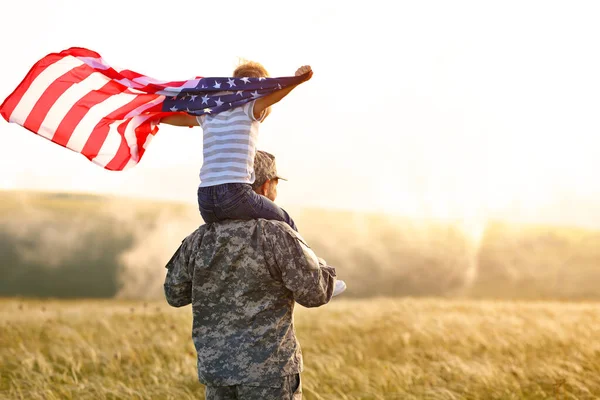 Bakifrån Militär Man Far Bär Glad Liten Son Med Amerikansk — Stockfoto