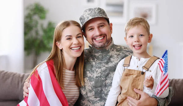Happy Young Man Father Military Uniform Reunited His Beautiful American — 图库照片