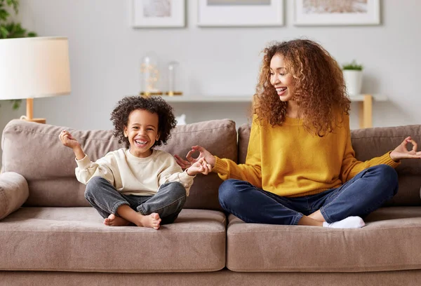 Yoga Con Niños Joven Familia Afroamericana Madre Hijo Pequeño Meditando —  Fotos de Stock