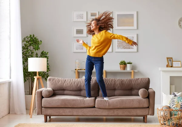 Freiheit Genießen Überglückliche Junge Afroamerikanerin Freizeitkleidung Die Wohnzimmer Springt Und — Stockfoto