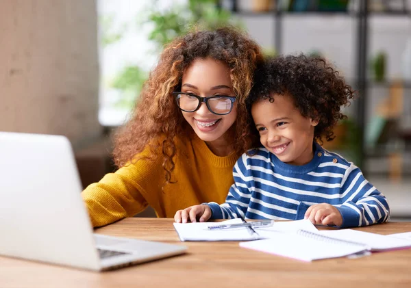 Giovane Madre Positiva Con Figlio Felice Seduto Alla Scrivania Computer — Foto Stock