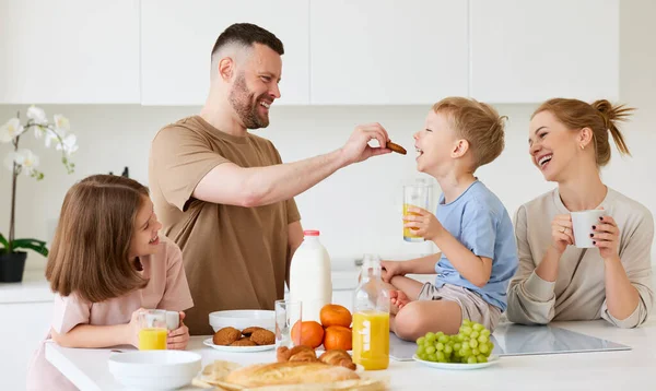 Молодая Счастливая Красивая Семья Завтракающая Вместе Дома Отец Мать Двое — стоковое фото