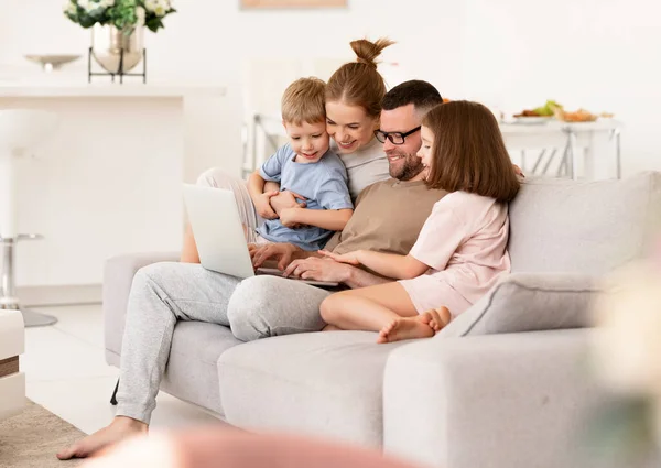 Young Happy Beautiful Family Relaxing Home Father Mother Two Children — Stock Photo, Image