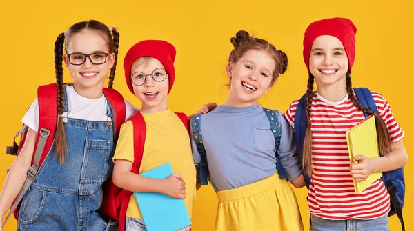 Optimistische Grundschüler Lässiger Kleidung Mit Rucksäcken Blicken Die Kamera Während — Stockfoto