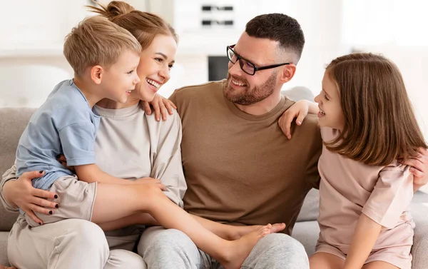 Familia Feliz Padres Jóvenes Con Dos Lindos Hijos Emocionados Hijo —  Fotos de Stock