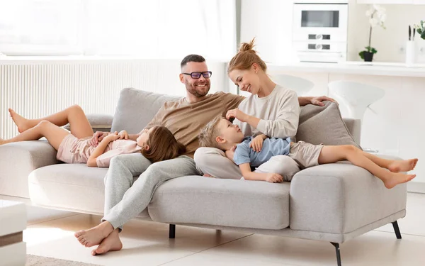 Eltern Die Ihren Kindern Ihre Liebe Ausdrücken Schöne Glückliche Vierköpfige — Stockfoto