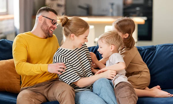 Glückliche Familie Junge Eltern Mit Zwei Niedlichen Aufgeregten Kindern Sohn — Stockfoto