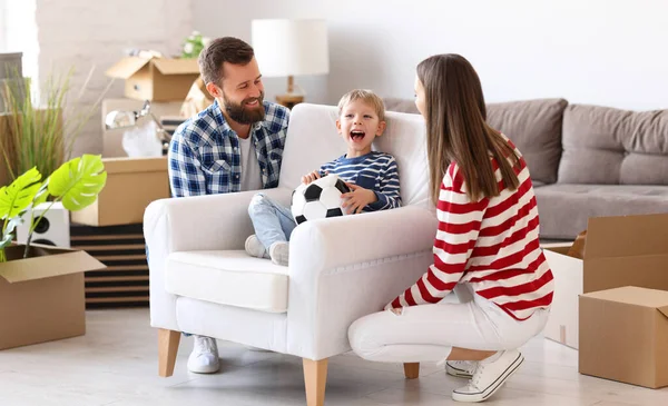 Vrolijke Man Vrouw Dragen Fauteuil Met Gelukkig Lachende Jongen Met — Stockfoto