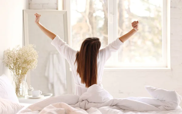 Visão Traseira Mulher Anônima Sleepwear Levantando Braços Alongamento Corpo Enquanto — Fotografia de Stock