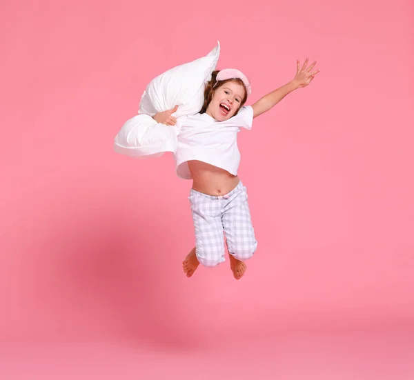 Menina Feliz Comprimento Total Pijama Levantando Braços Com Travesseiro Macio — Fotografia de Stock