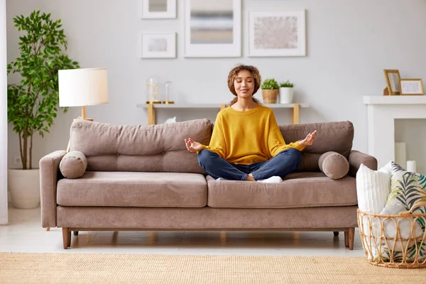 Friedliches Afrikanisch Amerikanisches Teenager Mädchen Das Auf Der Couch Sitzt — Stockfoto