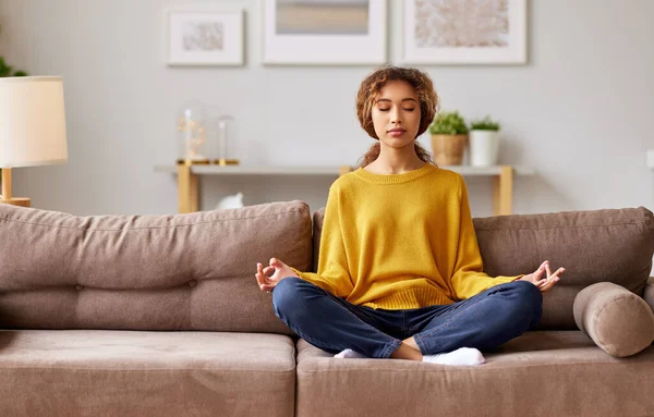 Adolescente Afroamericana Pacífica Sentada Sofá Meditando Casa Joven Estudiante Raza — Foto de Stock