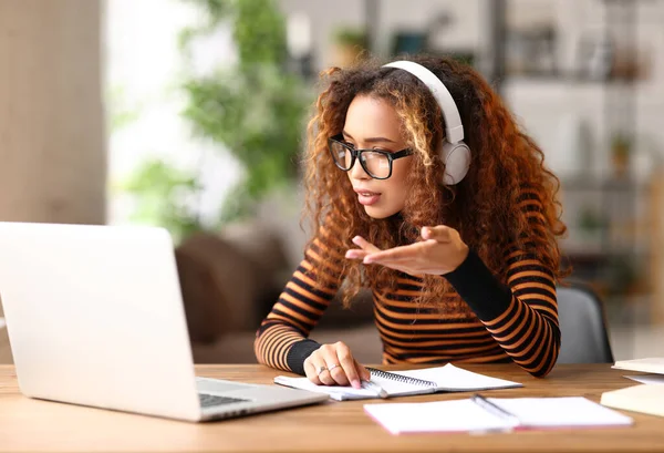 Smart Oppmerksom Afro Amerikansk Kvinnelig Student Hodetelefoner Som Snakker Nettet – stockfoto