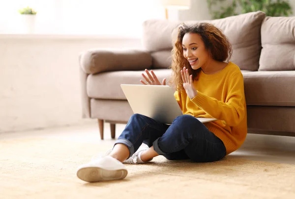 Overrasket Afro Amerikansk Tenåringsjente Som Har Videosamtale Med Familie Eller – stockfoto