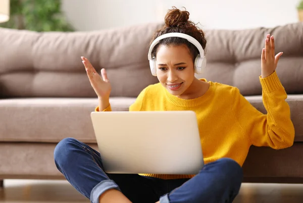 Junge Glückliche Afroamerikanerin Studentin Oder Büroangestellte Mit Kopfhörern Auf Dem — Stockfoto