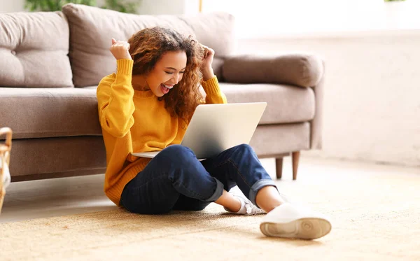 Longitud Completa Emocionada Mujer Afroamericana Feliz Estudiante Con Portátil Celebrando — Foto de Stock