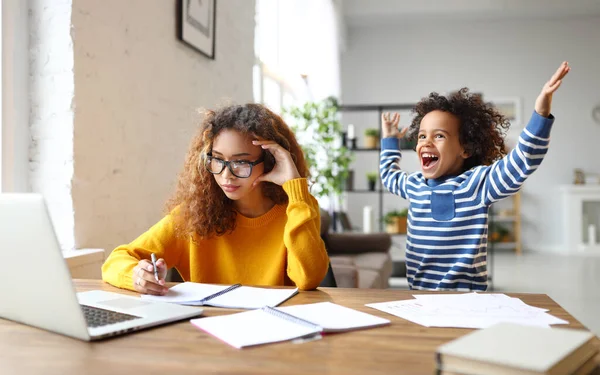 Young Stressé Afro Américaine Mère Essayant Travailler Sur Ordinateur Portable — Photo