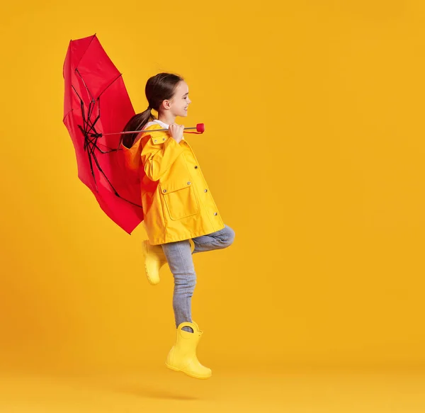 Visão Lateral Corpo Inteiro Menina Animada Capa Chuva Amarela Botas — Fotografia de Stock