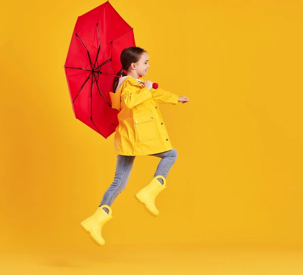 Visão Lateral Corpo Inteiro Menina Animada Capa Chuva Amarela Botas — Fotografia de Stock