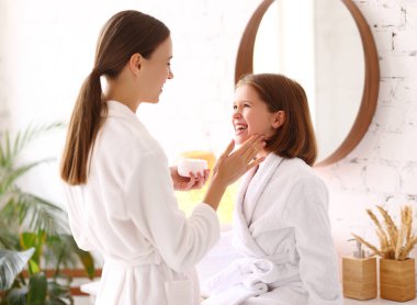 Sevgili annenin mutlu kızının yüzüne cilt kremi sürerken birlikte spa seansının keyfini çıkarırken...