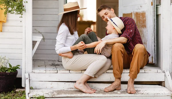 Glückliche Familie Mutter Vater Und Sohn Sitzen Auf Der Veranda — Stockfoto