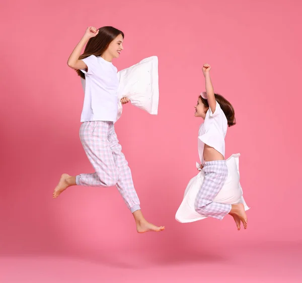 Joven Optimista Niña Con Almohadas Levantando Brazos Saltando Contra Telón — Foto de Stock