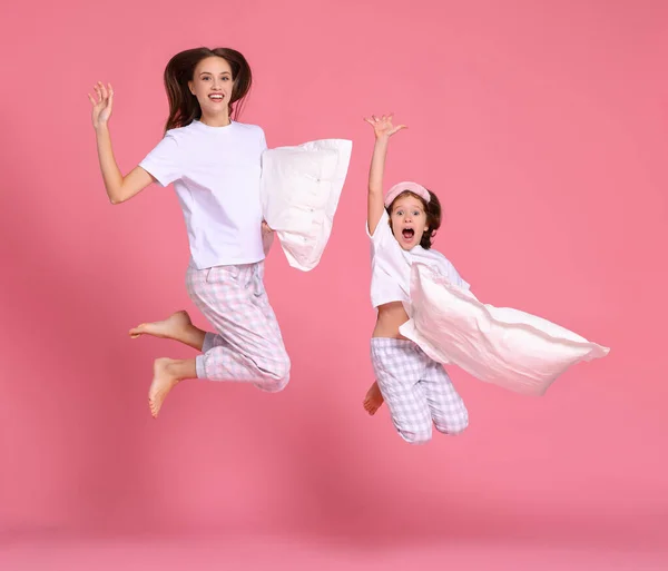 Joven Optimista Niña Con Almohadas Levantando Brazos Saltando Contra Telón — Foto de Stock