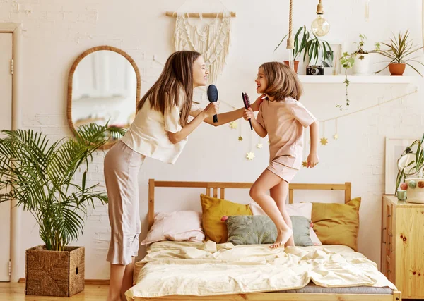 Deux Filles Heureuses Ravies Voir Leur Sœur Jeune Âgée Chanter — Photo