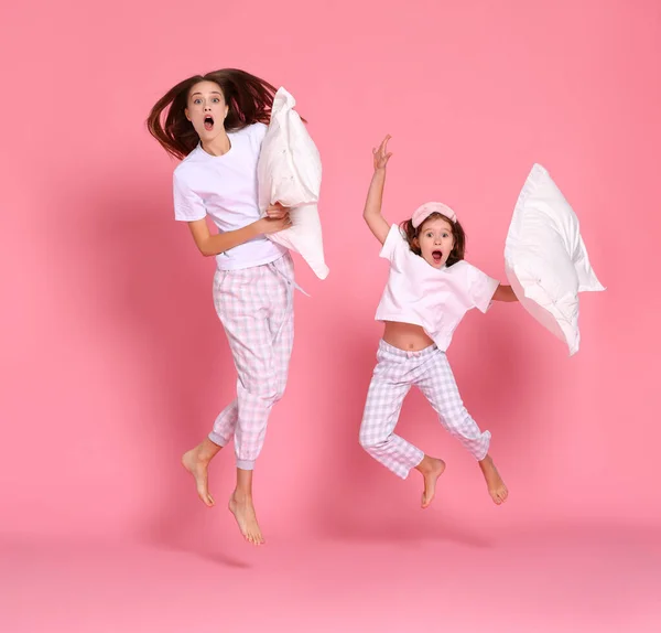 Joven Optimista Niña Con Almohadas Levantando Brazos Saltando Contra Telón — Foto de Stock