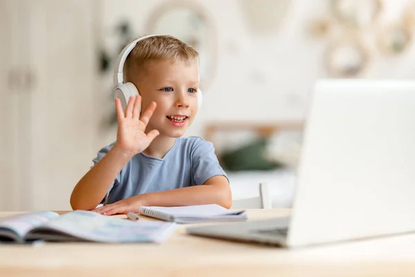 Gelukkig Kind Jongen Koptelefoon Glimlachend Zwaait Met Zijn Hand Naar — Stockfoto