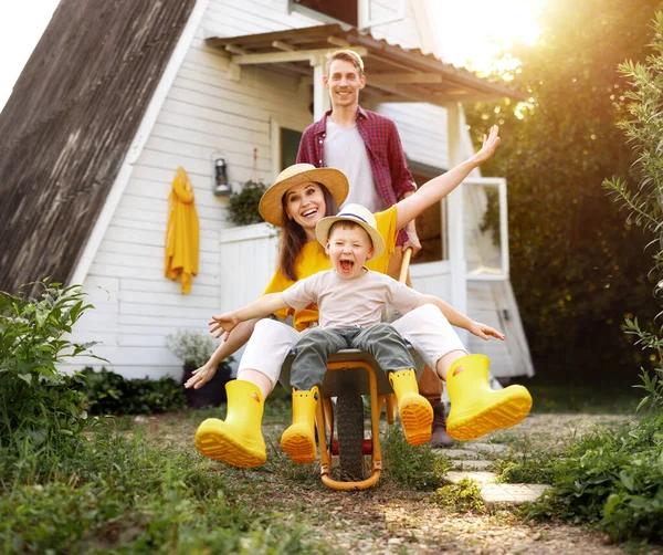 Vrolijke Familie Van Boeren Genieten Van Vakantie Plezier Hebben Moeder — Stockfoto