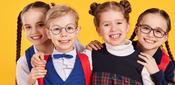 Eine Gruppe Positiver Intelligenter Schüler Schuluniform Lächelt Strahlend Die Kamera — Stockfoto