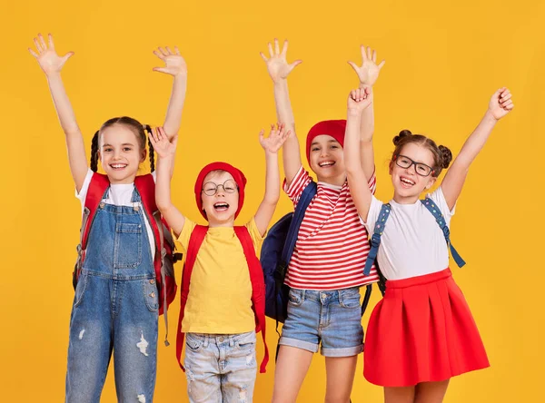 Αισιόδοξοι Συμμαθητές Πρωτοβάθμιας Παιδιά Casual Ρούχα Σακίδια Σηκώνοντας Χέρια Και — Φωτογραφία Αρχείου