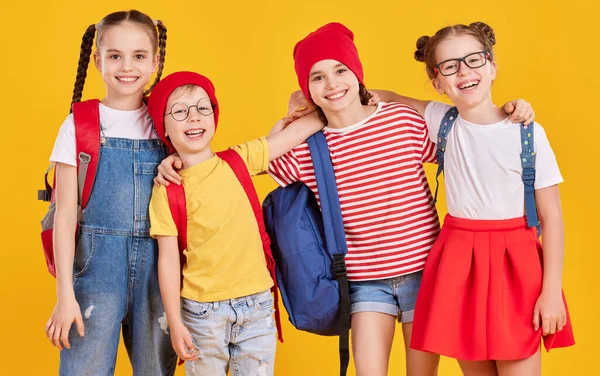 Compañeros Clase Optimistas Primaria Con Ropa Casual Con Mochilas Mirando —  Fotos de Stock